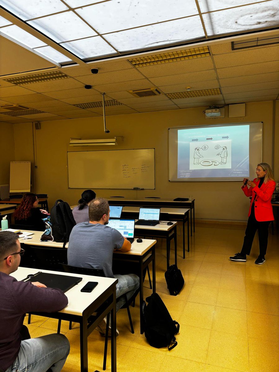 Cátedra Economía Social y Cooperativismo (@cesocialycoop) on Twitter photo 🗣️ Esta tarde, el alumnado del título de experto en Dirección y Gestión de Empresas Cooperativas y de Economía Social de <a href="/UNavarra/">UPNA - Universidad</a> ha aprendido sobre la gestión del conflicto con Elena Sarasa Villaverde, abogada y mediadora. 🤝✨ #EconomíaSocial #Mediación 🗣️ Esta tarde, el alumnado del título de experto en Dirección y Gestión de Empresas Cooperativas y de Economía Social de <a href="/UNavarra/">UPNA - Universidad</a> ha aprendido sobre la gestión del conflicto con Elena Sarasa Villaverde, abogada y mediadora. 🤝✨ #EconomíaSocial #Mediación