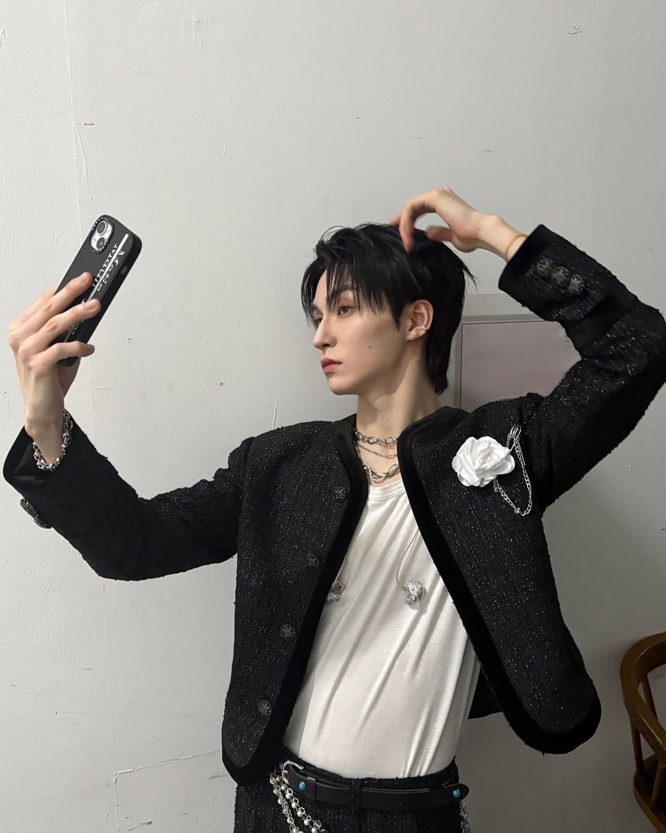 ## VAi has posted 

happy friday <3