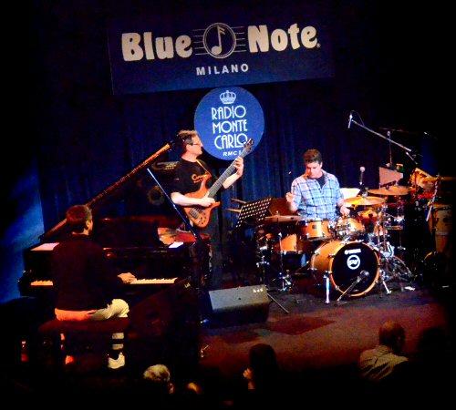 CapitalJazzClub's tweet image. #NowPlaying, &apos;Fragile&apos;, off the #IguazuAcousticTrio, with #AlexAcuña&apos;s *Rubio*. (2011). The #CapitalJazzClub984, with #JacobAsiyo, &amp;amp; @KaimaMwiti.
Fabio Gianni: Piano
Alex Battini de Barreiro: Drums, Percussion Alejandro“Alex”Acuña: Percussion, Whistling
Marco Mistrangelo: Bass.
