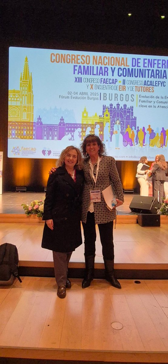 Mesa. La investigación al microscopio.Qué lujazo haber contado con <a href="/PilarMarquesS/">Pilar Marqués</a> 😍 <a href="/unileon/">Universidad de León</a> Vicerrectora <a href="/Unileon_ponfe/">unileon_ponferrada</a> en nuestro Congreso #faecap25 #acalefyc25 Gracias por ser referente para muchos de nosotros,por tu entusiasmo y por impulsarnos. 😍👏🏻👏🏻 #liderazgo #enfermeras