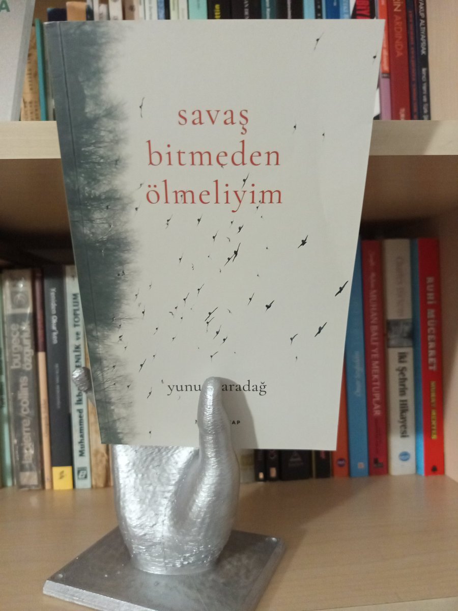 Yunus Karadağ'ın yeni şiir kitabı: Savaş Bitmeden Ölmeliyim çıktı!
"Düşman göründüğünde
 bir kelime doğuyor çocuğa
genç kız bir mevsimi sürüklüyor
yüzünden güneşler düşürüyor anne"
