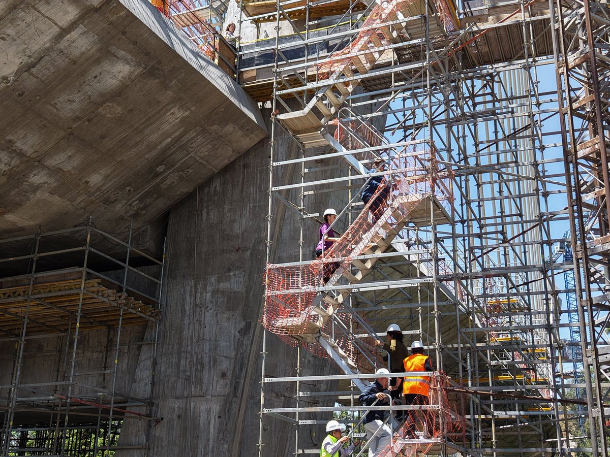 En el poniente de la Ciudad de México, supervisamos el puente atirantado de la última parte del tren El Insurgente, ubicado junto a la Cuarta Sección del Bosque de Chapultepec y la Universidad de la Salud. Una magnífica obra.