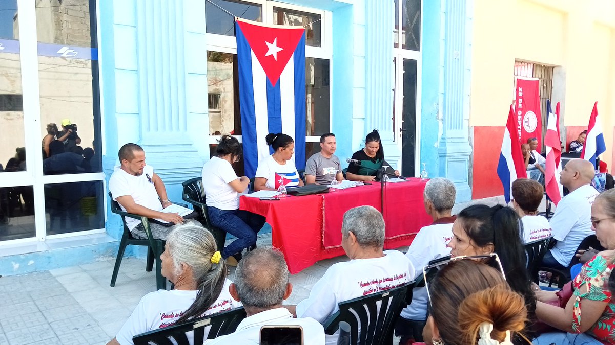 CMzllo's tweet photo. Autoridades políticas y gubernamentales d #ProvinciaGranma y sus homólogos #Manzanillo, chequearon las prioridades d trabajo del #PCC,trataron temas como el fortalecimiento d la unidad, la producción d alimentos y el trabajo ideológico🇨🇺
#Cuba
#GobiernoManzanillo
#ManzanilloEn26 https://t.co/pyEPaL4Qcb
