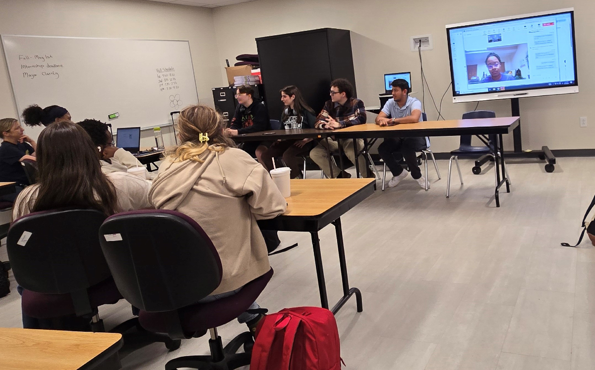 UCEarlyCollege's tweet photo. Former #UCEC Cyclones speak to current Juniors about their career/education paths after graduating! #ucpspog #ucecproud #teamucps #cyclonestrong @UCPSNC @AGHoulihan https://t.co/CnUHQE1B0u