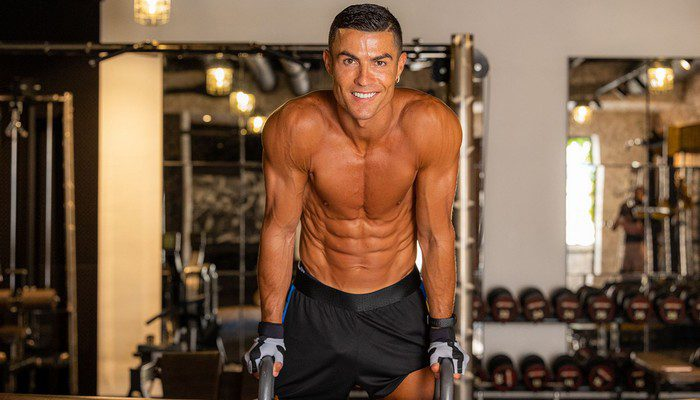 LealtadSabia's tweet photo. Cristiano Ronaldo luce mejor a los 39 años que a los 20.

¿Cómo?

Gasta más de un millón de dólares al año en su salud.

Esto es todo lo que hace para su rutina de ejercicios de 7 cifras: https://t.co/NbxTJBwoBo