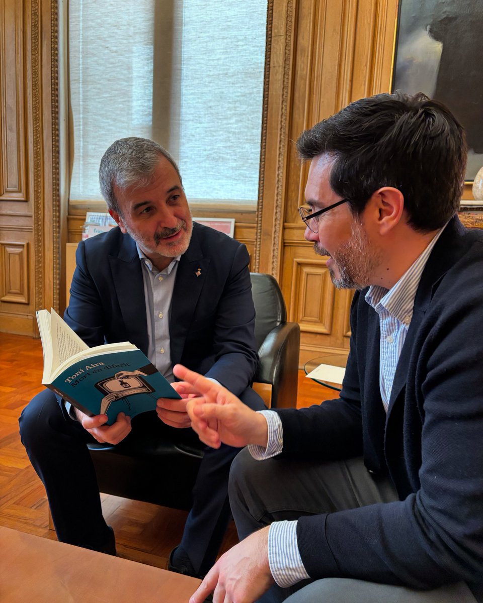 toniaira's tweet photo. L’alcalde @jaumecollboni ja va llegir #CosAterra… i ara, amb #MortEnDiferit, ja ha començat a mirar de descobrir el misteri dels personatges reals que m’han inspirat els de la ficció 😎 Un primer tertulià l’ha clavat només de mirar l’índex de personatges que encapçala el text 🙃 https://t.co/n0S4sIvPe9