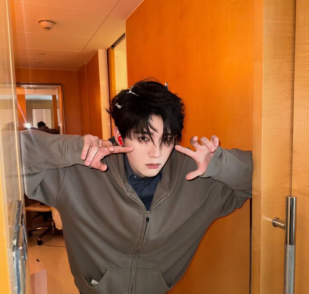 Yiranx's tweet photo. The lighting, the vibes, the slight tired-but-still-cute energy? Yeah, it’s all workin’ for me. https://t.co/66oicvA9T6