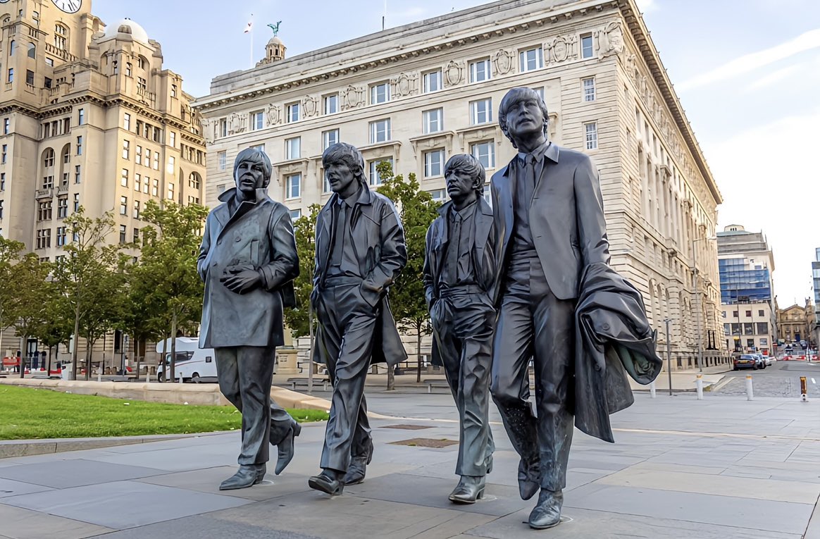 Tomoka_Oxford's tweet photo. ビートルズのブロンズ像🇬🇧
#beatles
#riverpool
#England https://t.co/2NYOgIBXeE