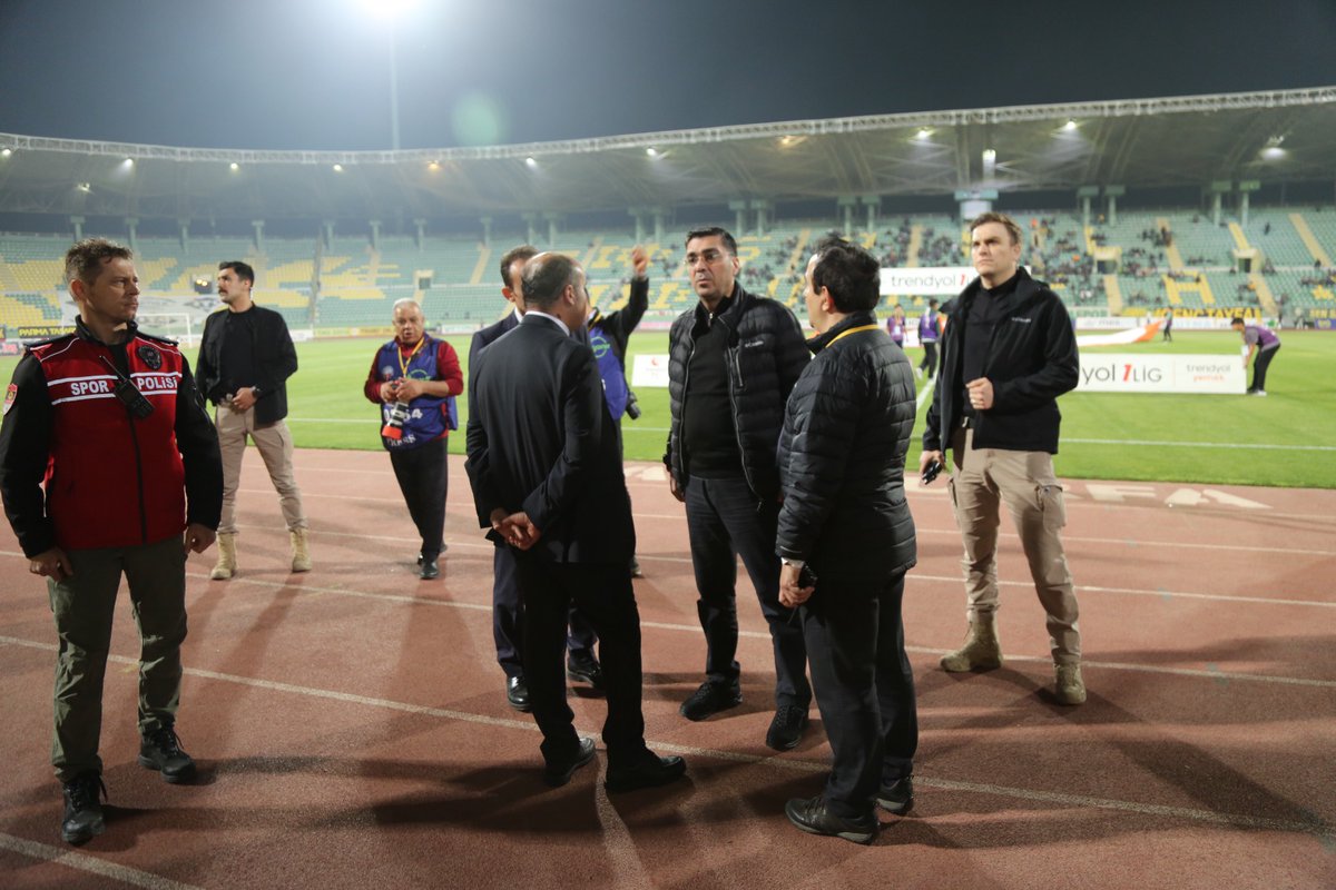 📍11 Nisan Stadyumu  

Şanlıurfaspor - Boluspor takımları arasında oynanan TFF 1. Lig mücadelesinde alınan tedbirler için yerinde denetlemelerde bulunduk.

Şehrimizin huzuru ve güvenliği için 7/24 özveriyle çalışan tüm personelimize kolaylıklar dilerim.

✨SPORDA KAZANAN HER