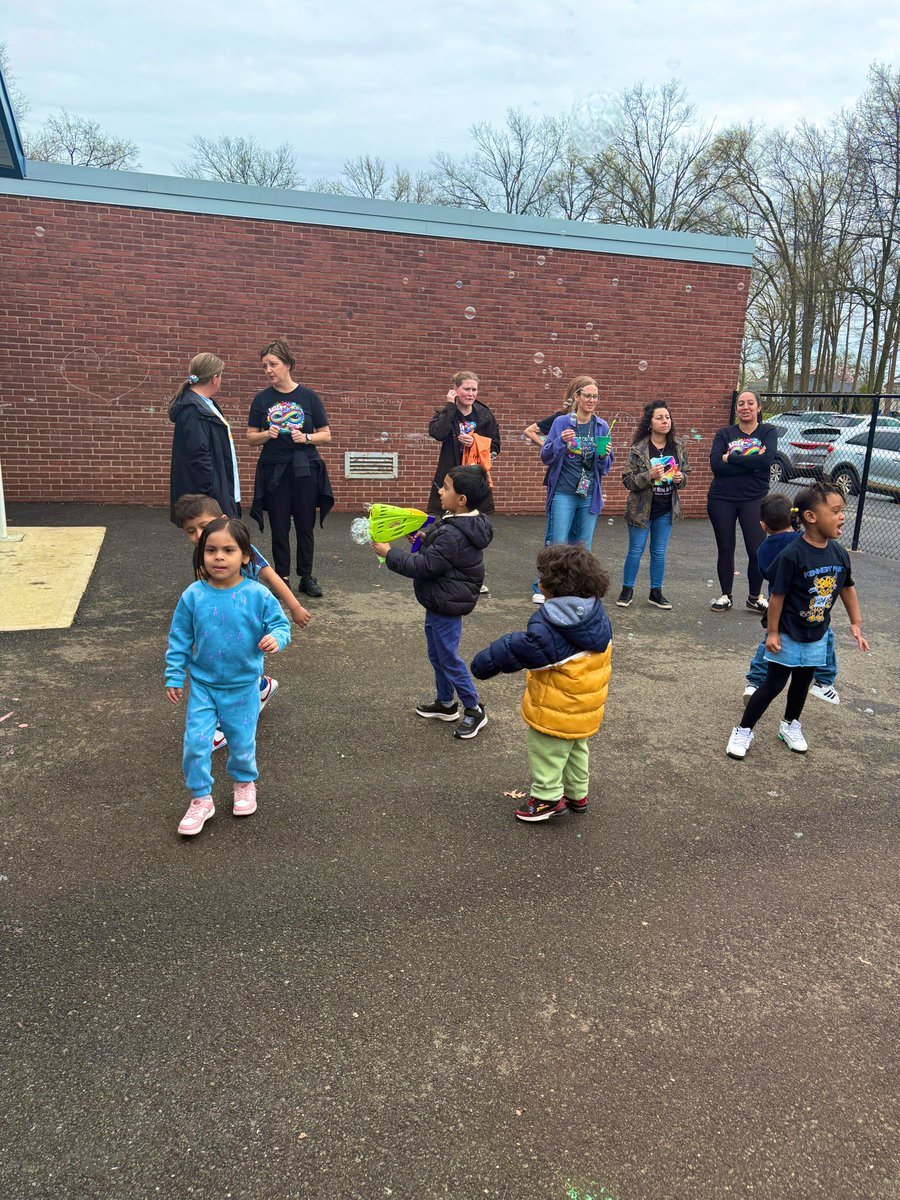 Fun morning at Bubble Day! Thanks to Officer Ratajczak and Officer Harris for joining us! 🫧🧩 <a href="/CubsKp24/">Kennedy Park School #24</a> #AutismAwarenessWeek #WoodbridgePD