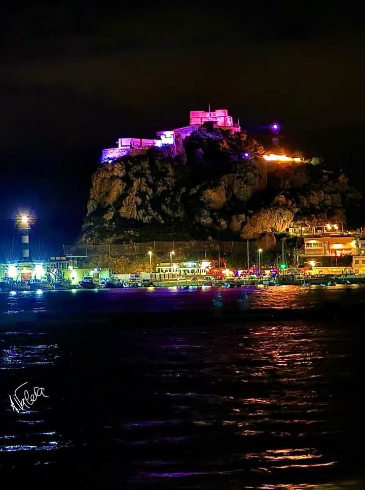 La luz del Faro de Punta Negra y el Castillo de San Juan, bonita metáfora para dar aún más brillo a la noche aguileña. Fantástica fotografía de nuestro <a href="/Arvapa3/">Armando Valera Pastor</a> que da fe de la belleza de #Aguilas 
Gracias por tanta generosidad, amigo.