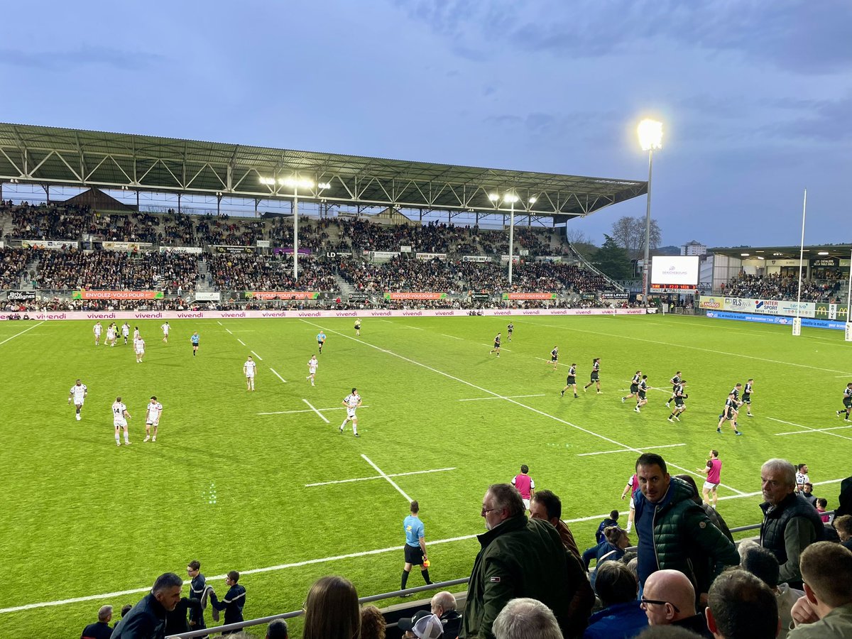 Mi-temps à Brive. Sous les sifflets des 11092 spectateurs du Stadium, le CAB est mené 6-5 par une vaillante équipe drômoise. Il va falloir faire beaucoup mieux en 2nde période. 🙄