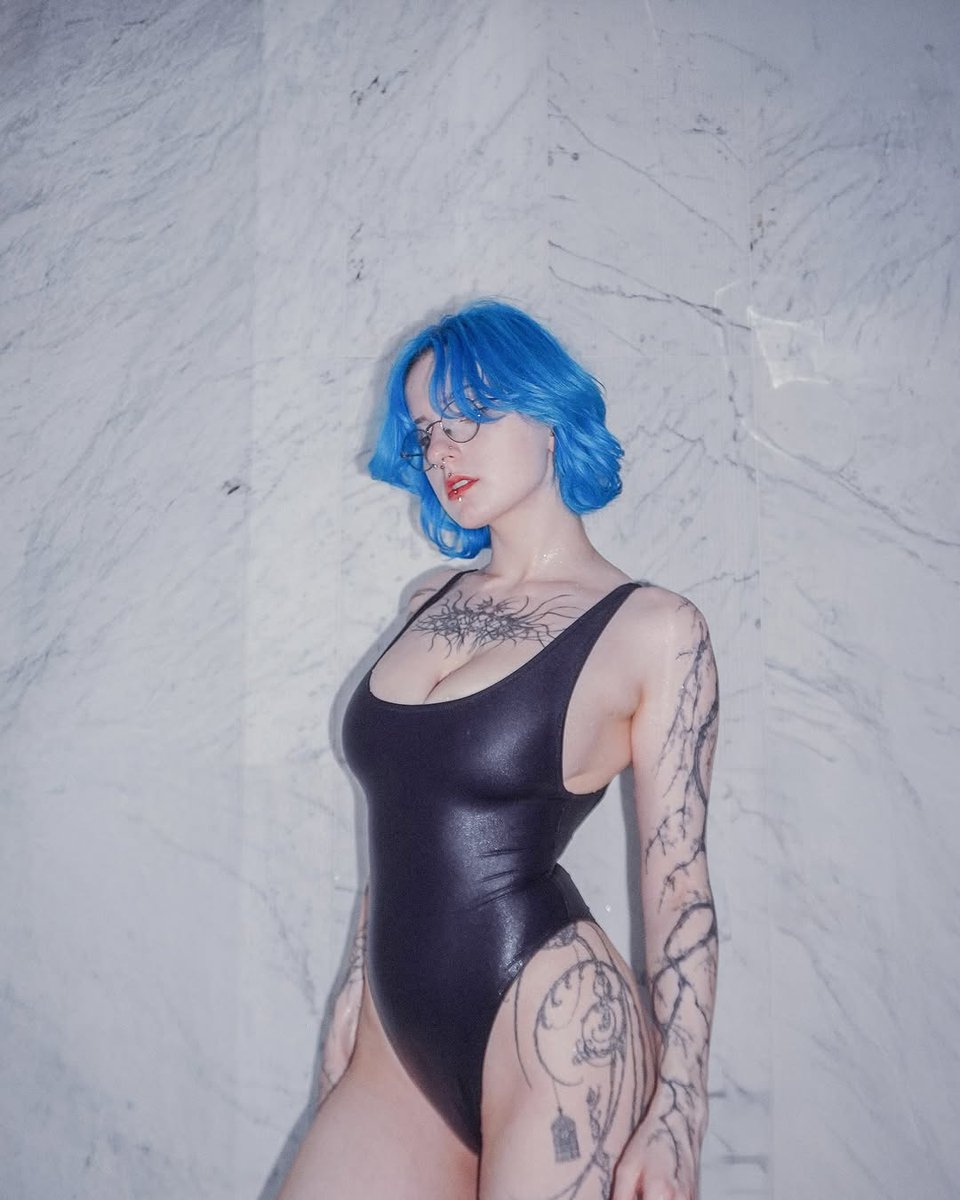 lunaros121's tweet photo. So… is the one-piece real? Or am I just a fantasy?
#BlueFlame #UnrealBeauty #TooHotToHandle #EdgyAndElegant #TattooBabe #ConfidenceUnlocked #BadAndBoujee https://t.co/xSAtcktsj6