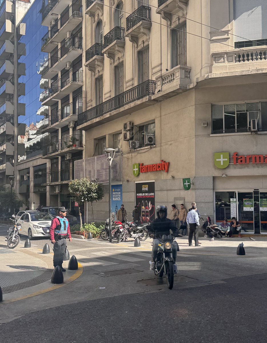 CABAbroken's tweet photo. Verdad llenas de motos, fisuras con menores en Farmacity, la policía nada!! Retiro 👉 #LasNuevasVillasDeCaba
@CominVillanueva @EzeDaglio @Indignada_Lala @nachkai @MHPineiro @BarriodeRetiro
@VecinoBien @Cabrizeu @depropietarios1 @VecinosCon5633 @melchor212123 @BasuraDeBA https://t.co/nR2mVevIHG