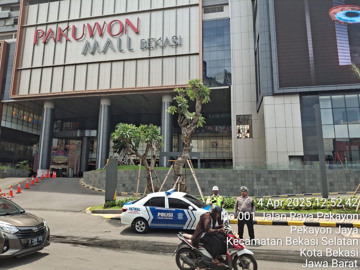 Jum'at  tgl 4 April 2025 Anggota Satuan Lalulintas metro Bekasi Kota melaksanakan patroli di pusat perbelanjaan Pakuwon mall Kota Bekasi
#PersebaranAnggota
#mudikamankeluarganyaman
