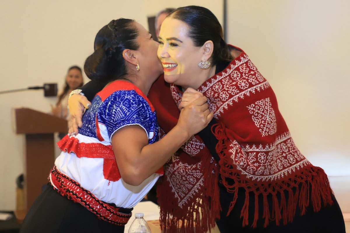 Sororidad es mirarnos y reconocernos.
Es tender la mano, no para señalar, sino para sostener.
Es saber que juntas somos más fuertes, más libres, más valientes.
Porque cuando una avanza, avanzamos todas.
Hoy y siempre: sororidad en acción.🥰💜