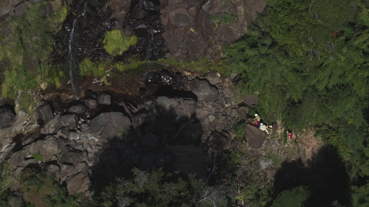 🚨Apoyando con los Drones de la @dprlosrios a Carabineros, Bomberos y personal Municipal en la búsqueda y rescate de personas que se encontraban en el sector de La Cascada en Liquiñe,  comuna de Panguipulli, las cuales habrían sufrido una caída en dicho lugar.
<a href="/SubPrevDelito/">Subsecretaría de Prevención del Delito</a>