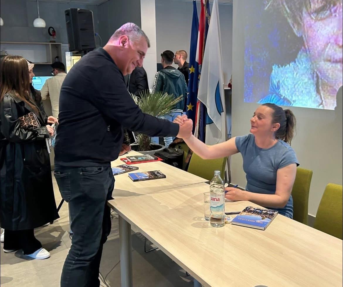 Danas sam u uredu gradonačelnika Grada Sinja svečano primio Vukovarsku djevojčicu u plavom kaputiću - Željku Mitrović Jurić ❤️🇭🇷🇭🇷

Susret je bio emotivan, Željka je simbol stradanja i patnje Vukovara, ali i njegovog ponosa.

Vukovar - Grad Heroj 🙏🏻🇭🇷🇭🇷