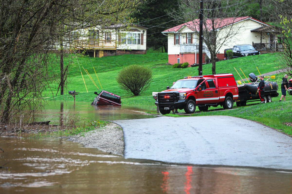 SAMcCallister's tweet photo. ☔️Heavy rain in Kanawha County has led to high water in several areas including two trapped vehicles.

An adult and two children were pulled from a truck trapped in a rising Pocatalico River near Sissonville (photo #3). 

Always remember: turn around, don't drown⚠️ https://t.co/GoqdNU4QJb