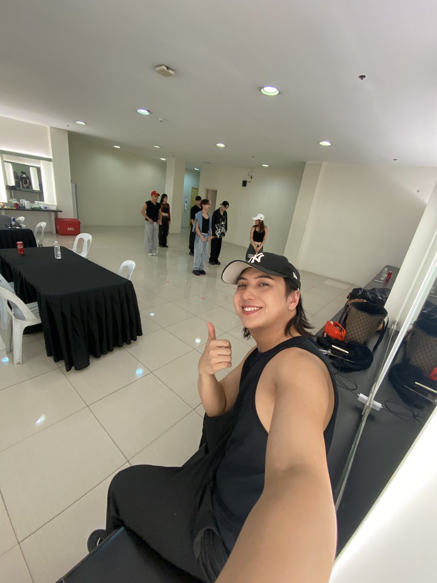 Done with rehearsal. 💪🏻
See you later!! ✨

#규현 #キュヒョン #曺圭賢 #KYUHYUN  
#COLORS #KyuhyunColorsInManila  
#10thAnniversaryAsiaTour #Superjunior