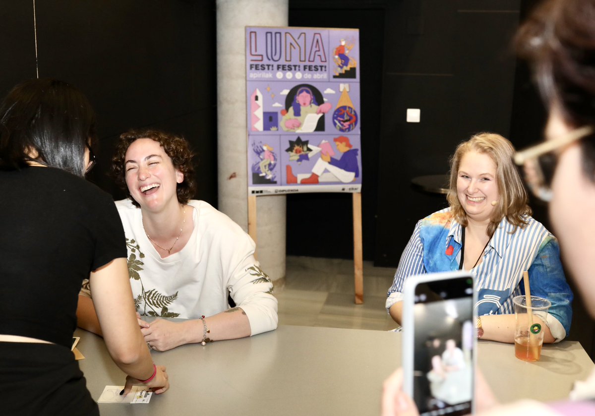 Ze poza <a href="/kmkulturunea/">Koldo Mitxelena Kulturunea</a> ko Ekitaldi Aretoa beteta ikustea, gazte irakurle eta idazleekin gazte literaturaz hitz egiteko @donostiabookclub 

Super emocionadas viendo el Salon de Actos lleno de lectoras jóvenes para hablar de literatura juvenil con escritoras tan jóvenes 🫶