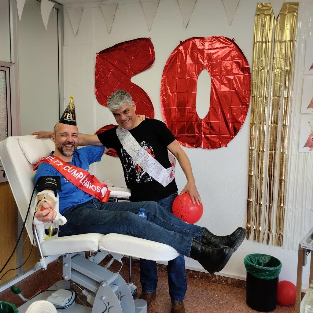 Cumplir 50 años y realizar la donación número 50 no es casualidad, es celebrar un cumpleaños a lo grande.
Desde hoy en #LeonEsp, ya contamos con otro donante distinguido con la Gran Cruz de nuestra Asociación.
Celebra la vida. #DonaSangre
¡Enhorabuena, Guillermo!