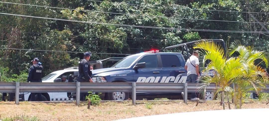 ReporteMayaMX's tweet photo. #ReporteRojo #QuintanaRoo

💥🔴#PlayaDelCarmen | Esta mañana se registró un enfrentamiento entre dos grupos armados sobre la carretera federal 307, a la altura de #Xcalacoco. @SSC_Solidaridad detuvo a 6 delincuentes que secuestraron y asesinaron a un hombre. https://t.co/hDDXZMvsQo