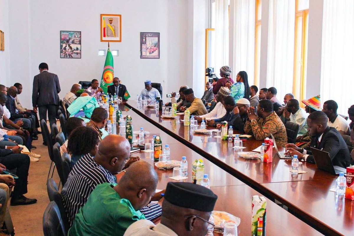 En marge des consultations entre la Confédération des Etats du #Sahel (#AES) et la Fédération de Russie, les Ministres des Affaires étrangères de la Confédération ont rencontré, ce vendredi 04 avril 2025 à Moscou, la Communauté AES résidant en Russie.