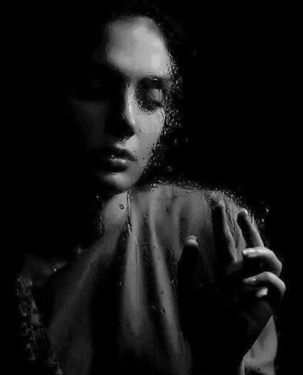…

Bir gün herkes 
terkedilmiş bir eve benzeyecek…

Dışı harabe, 
                              içi hatıra dolu…!

…

                                                        __♾️__