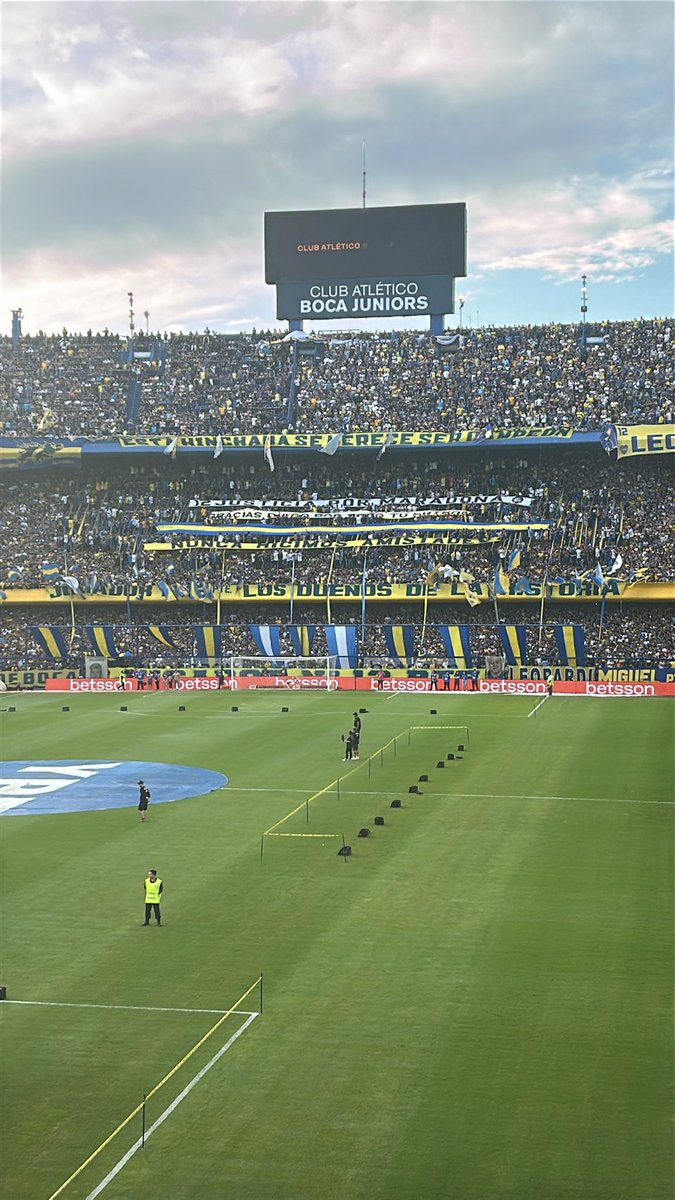 agosvanni's tweet photo. La mejor cancha y mi vistaaaa @promo_gatorade https://t.co/U6Cp0uJyt7