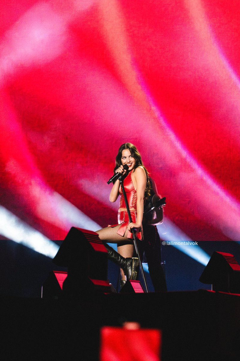 LaliMontalvo's tweet photo. Some of the pictures I took last night at #GUTSWorldTourSpilledMexicoCity N2! Can’t wait for sunday show, this time I’m seeing @oliviarodrigo in my hometown😭💜 https://t.co/REeNshRTLt