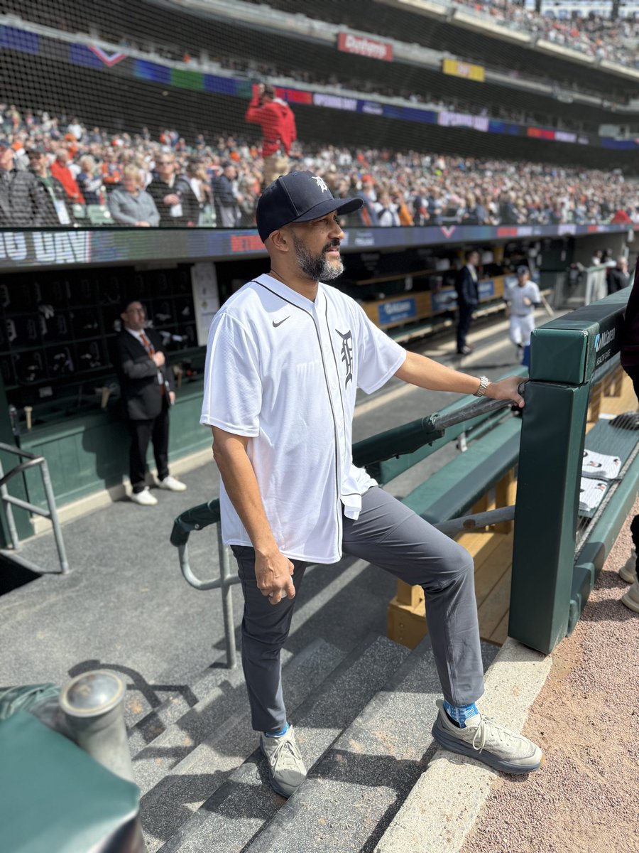 KeeganMKey's tweet image. It was an honor to be back in my hometown the D!!! Thank you George for offering me a pitching job! @tigers #Strike #MLBOpeningDay 👍🏽⚾️🐯