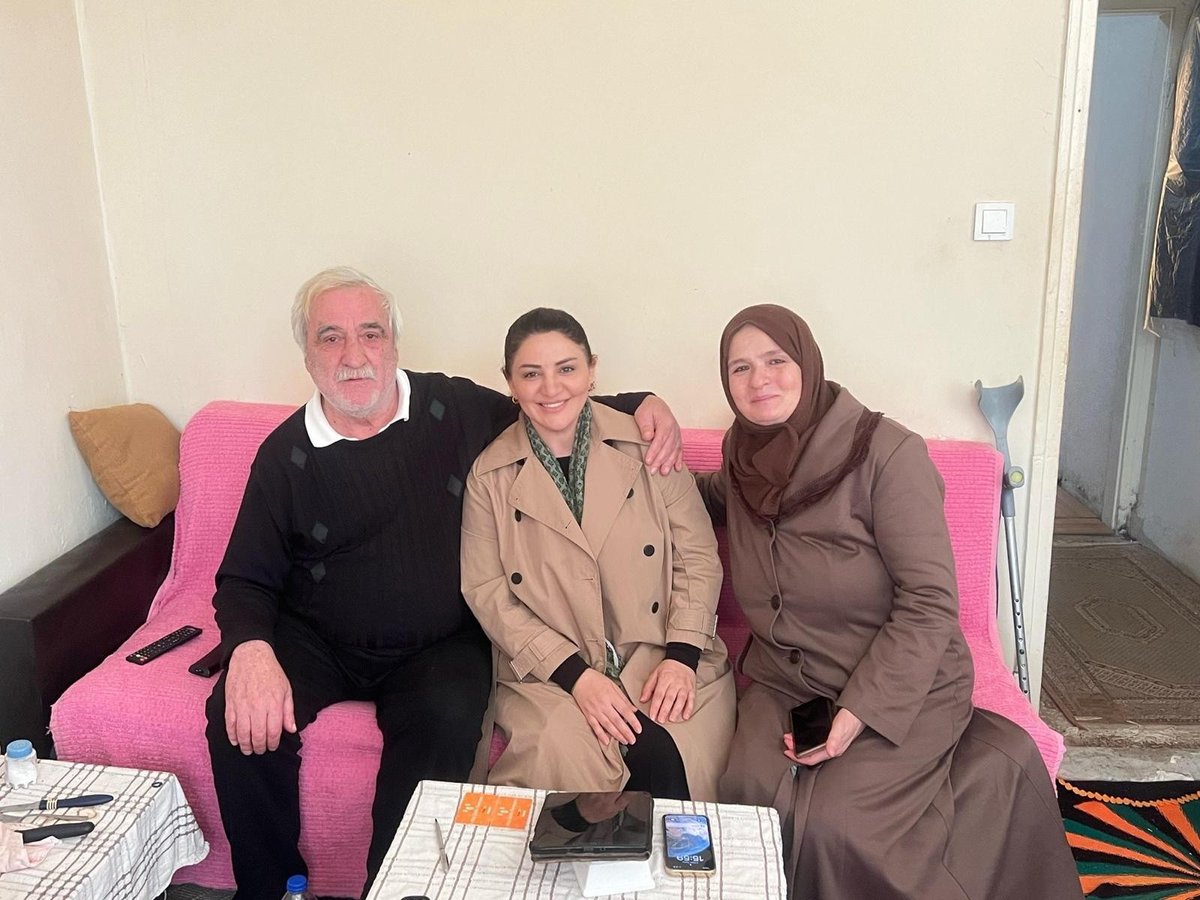 avsengulk's tweet photo. Bugün, sosyal medyada feryadını duyduğum Tayfun amcayı ziyaret ettim.

Bir yandan ileri derece KOAH hastalığıyla, bir yandan yürüme güçlüğüyle mücadele ederken diğer yandan da tek başına hayata tutunmaya çalışıyor. Oturduk, konuştuk, dertleştik... Yalnız değilsin dedik; buradayız.

Mahalle başkanımız Nurdan abla, zaten hep yanında olmuş, derdiyle dertlenmiş. Sağolsun.

İnanıyorum ki kendi keyfinden vazgeçen, vatandaşımız mutsuz olunca dert edinen belediyecilik anlayışımız yeniden Üsküdar’da hayat bulacaktır.

@ak_uskudar