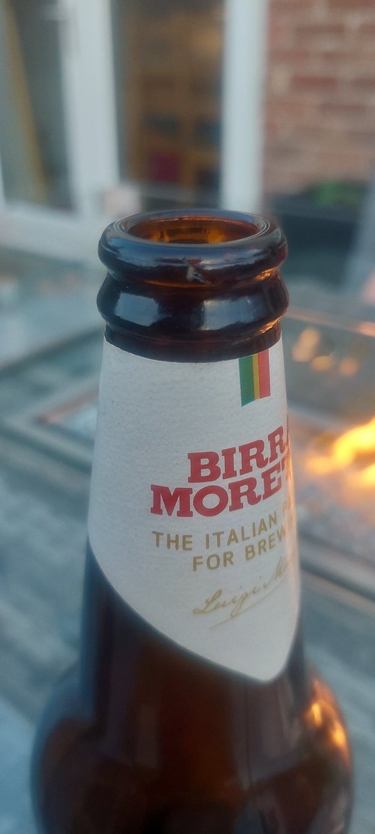 CrashkingPeter's tweet photo. @BirraMorettiUK bottles bought tonight and two of them are flat because of crack/chips in the top. https://t.co/KtEGhxZEBl