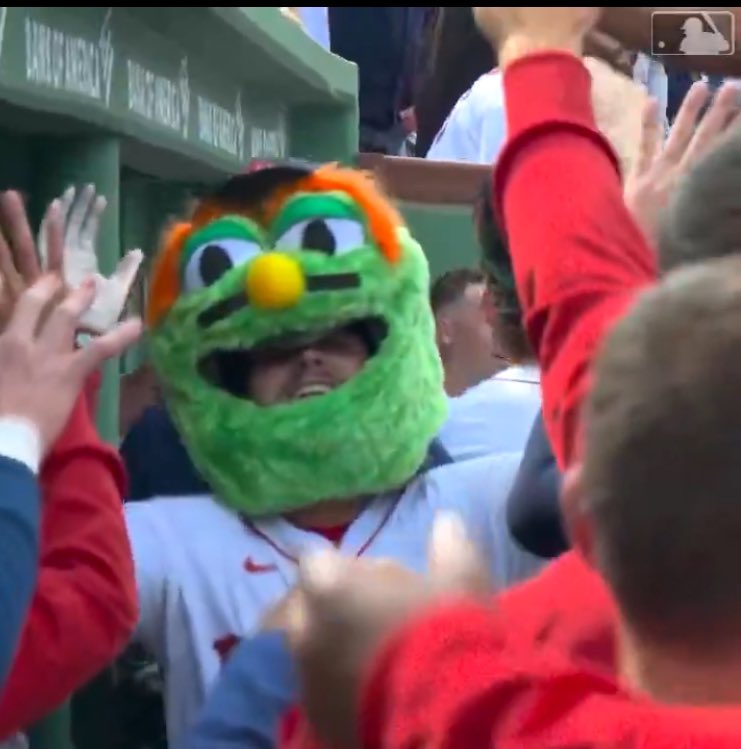 CaseyForDayz's tweet image. Ok who’s buying the new celly helmet? #dirtywater #STLvsBOS