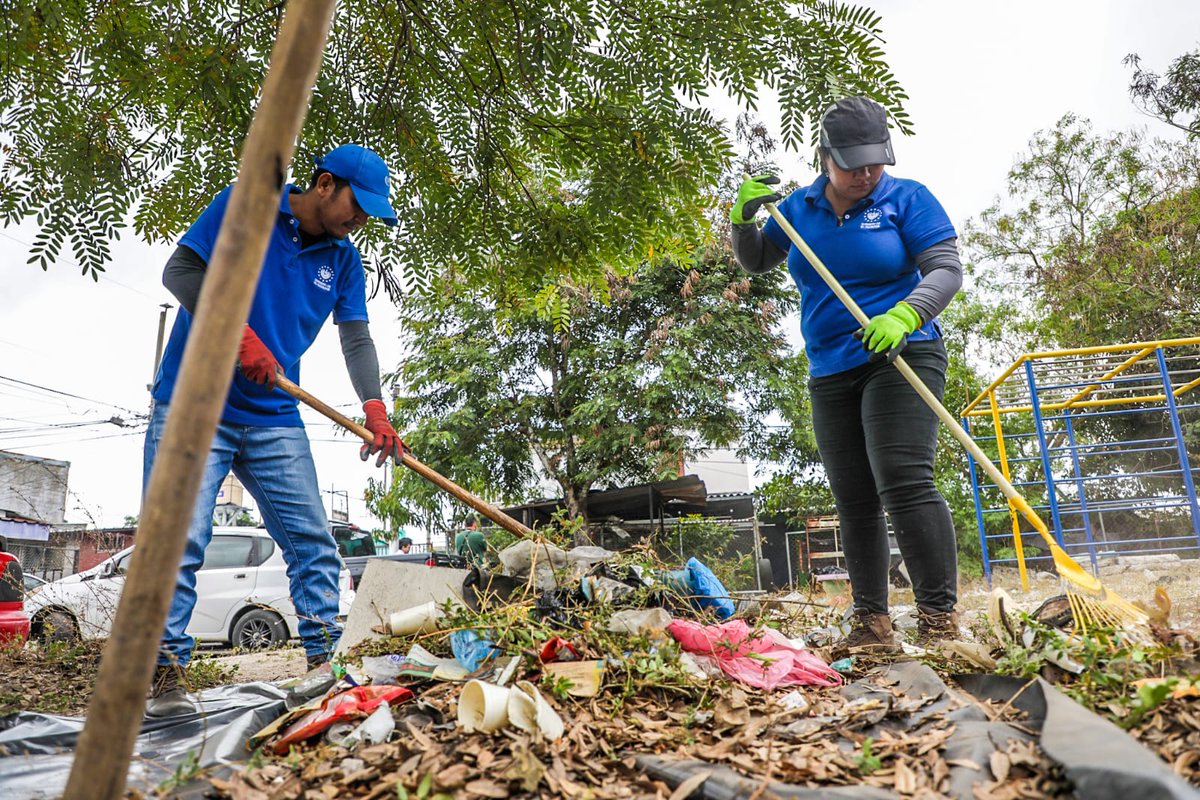Realizamos limpieza en áreas verdes, retirando desechos sólidos que podrían obstruir drenajes y provocar inundaciones urbanas. 🌧️🚮

#JornadaDeMitigación