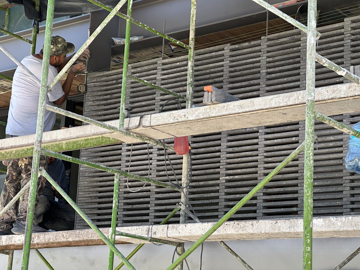 Si de algo podemos presumir los tapatíos es la increíble mano de obra que tienen nuestros trabajadores de la construcción, aquí el maistro “Turín” colocando impecable una celosía totalmente artesanal.