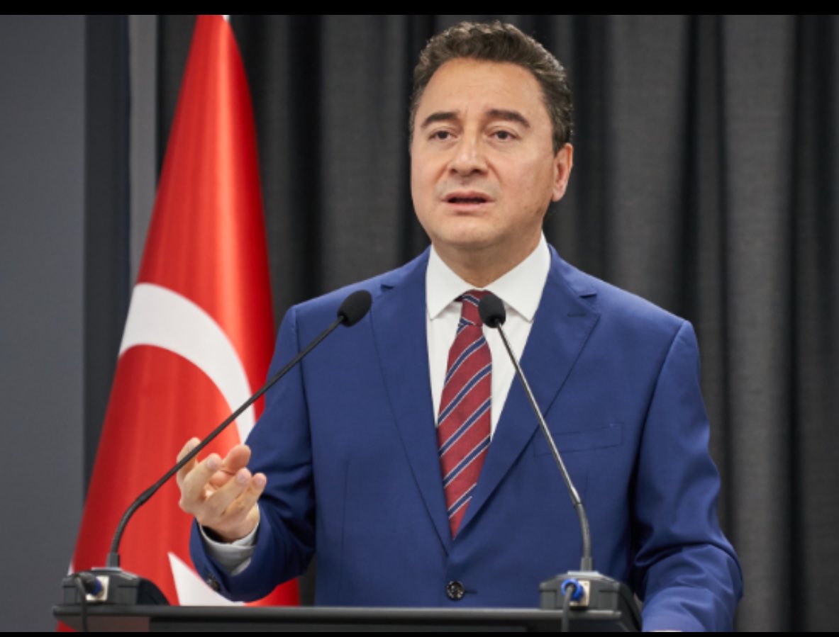 📍Ali Babacan

✅Okullarını birincilikle bitirdi
✅35 yaşında bakan oldu
✅ Ekonomi, Dışişleri bakanlığı, Başbakan Yardımcılığı ve Başmüzakereci olarak kabinede görev yaptı.
✅10 yıl ekonomiyi yönetti ; enflasyon tek haneye indi, dolar 2 TL’nin altındaydı.
✅ Paradan 6 sıfır