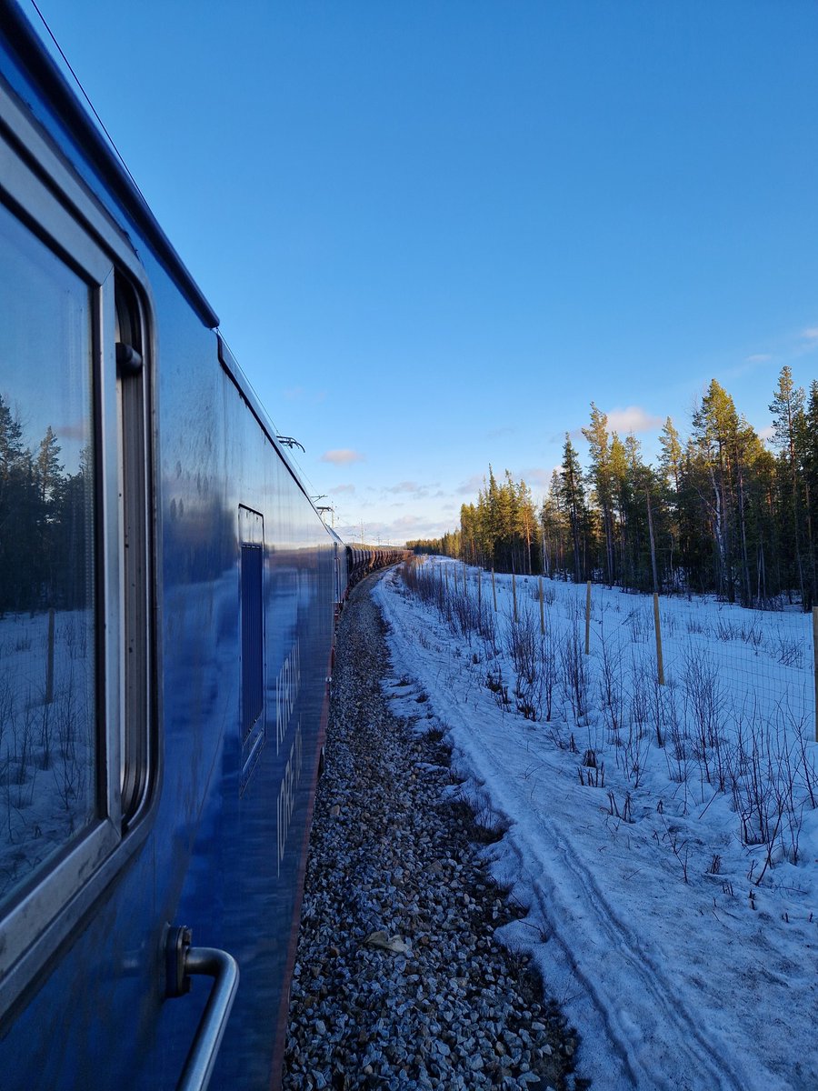 Klockan var nästan 19 och det var så här ljust! 🙏 Alla störningar och förseningar blir så mycket mer hanterbara när man slipper hantera dem i mörker och svinkyla. 🙌