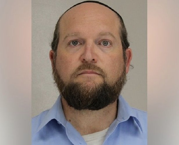Un rabbin sioniste 🇮🇱 de Dallas 🇺🇸, Yizhak Meir Sabo, 43 ans,  qui avait diffusé publiquement de fausses informations sur le viol (inexistant) de femmes israéliennes par le Hamas le 7 octobre, a été arrêté pour avoir abusé sexuellement d'un adolescent...
