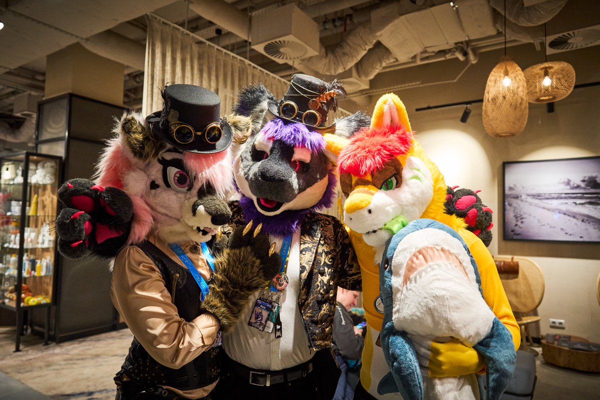 Another year, another gdakon spent in fluffy company
<a href="/Megami_chan_OwO/">🌸Megami🌸</a> <a href="/FlaviusFepu/">Flavius the Doggo (Fepu)</a> :3

📸<a href="/_Pluri/">Pluri</a>
#gdakon #FursuitFriday