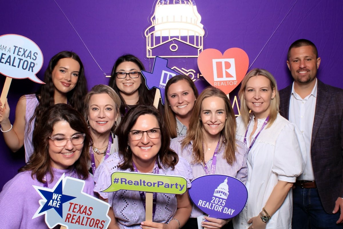 debrawestteam's tweet photo. Last week Debra and Taylor celebrated Realtor Day at The Capitol in Austin with a group of our fellow Realtors! We had a great time getting to talk to our local House &amp; Senate representatives &amp; learning about bills being voted on in the 89th Texas Legislative Session ❤❤❤ https://t.co/DnTqkmzse8