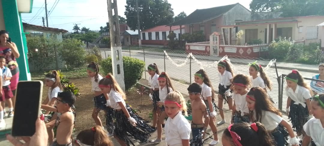 Este 4 de abril fiesta y alegría en todas las instituciones educativas de #CabaiguáEduca 
#VivaCuba 
#SanctiSpíritusEnMarcha
<a href="/ObraDe/">LaObraDeLaRevoluciónSS</a>  <a href="/dpesanct/">DGEsanct-Spiritus</a> <a href="/CubaMined/">MINED</a> 
<a href="/MEspirituana/">@MariposaEspirituana</a>  <a href="/estradadailin80/">Directora General Educación Cabaiguán</a> <a href="/AndreiArmasBra6/">Andrei Armas Bravo</a> 
<a href="/barreto_nt/">NTBarreto</a>