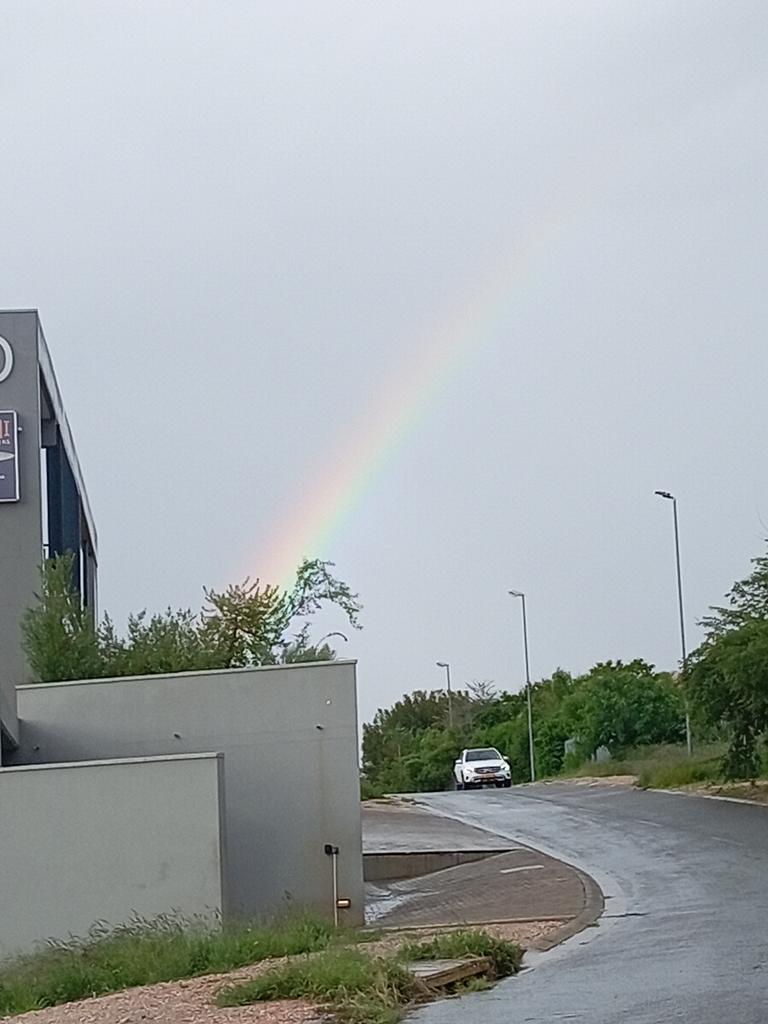 momentummemory's tweet photo. Feeling drained today,but then I saw two rainbows,each from a different angle.A quiet reminder that even in the tired moments,beauty still finds its way.
#RainbowMoments #MentalPause #KeepGoing #FindingPeace #NatureHeals https://t.co/ofgKUEok6b