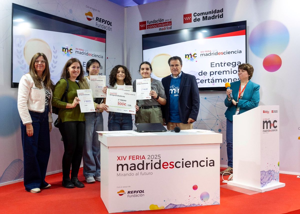 Curso 24-25. Certamen jóvenes emprendedores. 2º premio para el proyecto PACOIA de nuestras alumnas de 4º ESO Yu, Claudia e Iris dirigidas por su profesora Patricia Andrés.