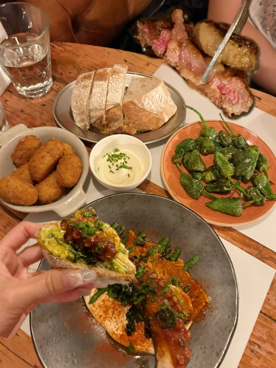 kingbrain's tweet image. Nothing beats a table full of flavors. From roast beef to fresh chili, this meal hits all the right spots. 
#dinner
#Foodie
#DinnerGoals
#GrilledBeef
#FoodLovers
#Tasty