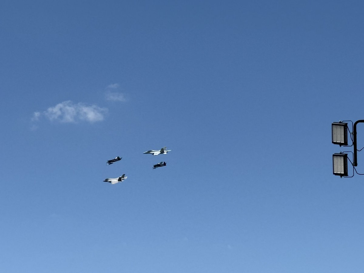 Nothing more American than hanging out under the wing of a F-14 at the Sun-n-Fun.
