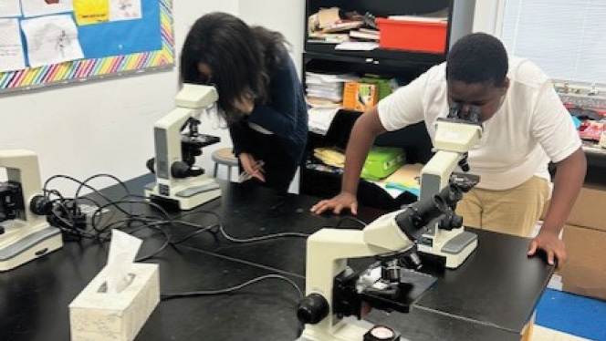 WakeForestCA's tweet photo. Seventh graders in Jennifer Evans' science class took a deep dive into the microscopic world with special guest Mary Christie, a biology instructor at Vance Granville Community College. Our students got an up-close look at single-cell organisms!
Read more: https://t.co/Qt3ES00GFm https://t.co/cYYMHnpT1L