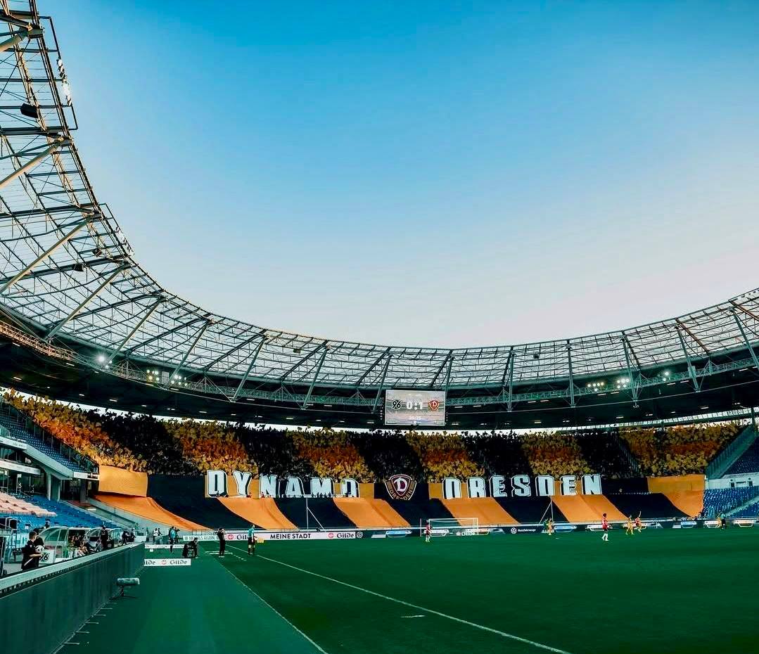 pepe_sgd's tweet photo. Sportgemeinschaft Dynamo Dresden 🖤 💛 #sgd1953 #forzadynamo #footballarmy #dynamodresden #dielegendeauselbflorenz #dynamoland #sgdh96 https://t.co/xqMF5LALXd