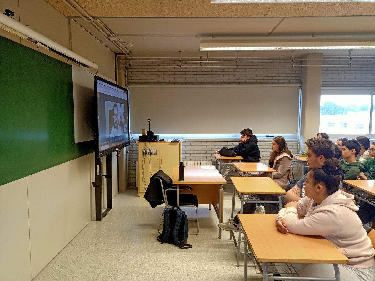 InsVilanova's tweet photo. L'alumnat d'Història d'Espanya de 2n de Batxillerat ha pogut gaudir d'una videoconferència amb el Dr. Francisco J. Leira Castiñeira per  tal de comentar un dels seus escrits i reflexionar sobre la Guerra Civil  i els efectes dels conflictes bèl·lics @leira_francisco https://t.co/iKTtm9GDrU